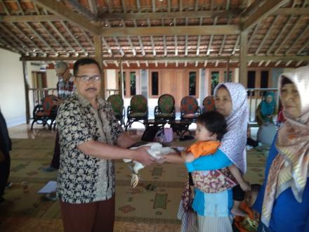 KWT Pandan Lestari Serahkan Bantuan Ayam untuk Anak Stunting